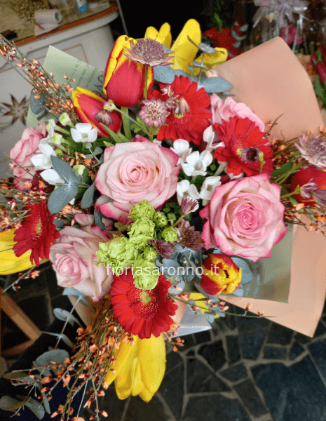 Bouquet  con fiori assortiti