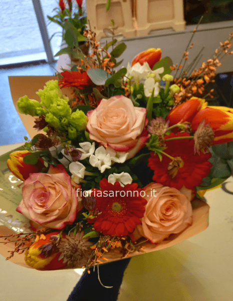 Bouquet di fiori e colori assortiti.