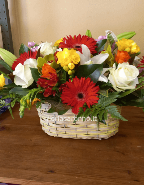 Cesto di fiori e frutta autunnale