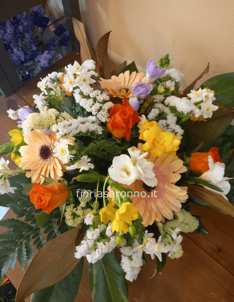 Cesto con fiori primaverili.