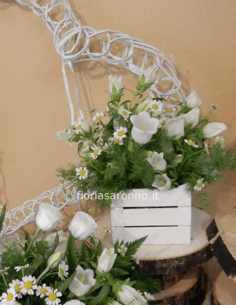 Composizione in cesto di rose