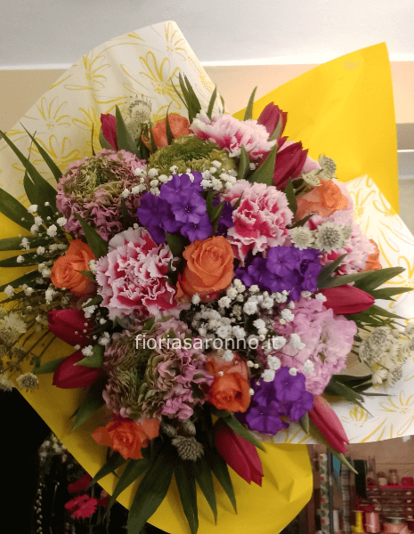 Bouquet assortito di fiori freschi colorati.